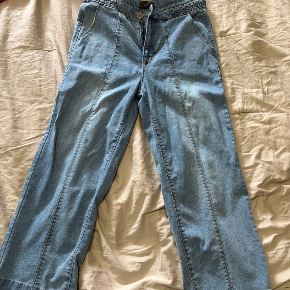 Light Blue Cropped Women’s Jeans with Front Seam Detail